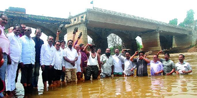 Shivaji PoolPrashnani Swaikshash - Movement in the river bank and movement | शिवाजी पूलप्रश्नी आत्मक्लेश-- नदीपात्रात उतरून आंदोलन