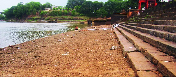 'Panchaganga' question notice to commissioner - Lokkot's Danka-Panchganga Ghat got shocked | ‘पंचगंगा’प्रश्नी आयुक्तांना नोटीस-- लोकमतचा दणका-पंचगंगा घाट झाला चकाचक 'Panchaganga' question notice to commissioner - Lokkot's Danka-Panchganga Ghat got shocked | ‘पंचगंगा’प्रश्नी आयुक्तांना नोटीस-- लोकमतचा दणका-पंचगंगा घाट झाला चकाचक