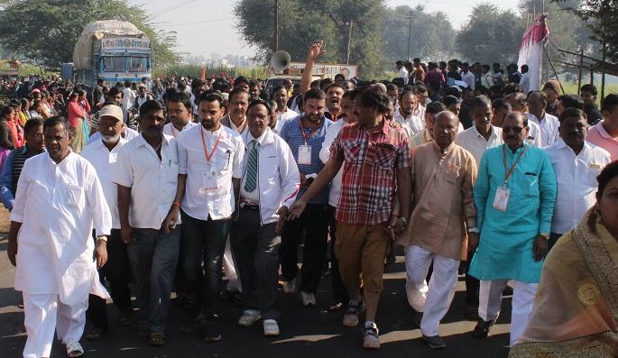 Panchaganga encamped Ambabai for pollution, 'Sangam to Origin' passes in Kolhapur | पंचगंगा प्रदूषणमुक्तीसाठी अंबाबाईला साकडे, ‘संगम ते उगम’ पायी यात्रा कोल्हापुरात दाखल Panchaganga encamped Ambabai for pollution, 'Sangam to Origin' passes in Kolhapur | पंचगंगा प्रदूषणमुक्तीसाठी अंबाबाईला साकडे, ‘संगम ते उगम’ पायी यात्रा कोल्हापुरात दाखल