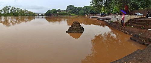 27 dams in the district under water, discharge of 1058 cusecs from Radhanagari dam started | जिल्ह्यातील 27 बंधारे पाण्याखाली, राधानगरी धरणातून 1058 क्युसेक विसर्ग सुरू 27 dams in the district under water, discharge of 1058 cusecs from Radhanagari dam started | जिल्ह्यातील 27 बंधारे पाण्याखाली, राधानगरी धरणातून 1058 क्युसेक विसर्ग सुरू