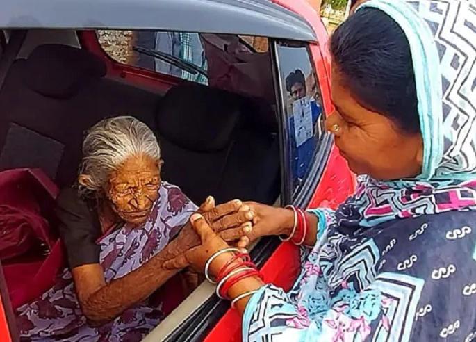 madhya pradesh 93 yr old woman met family after 40 years with help of google | Google मुळे 40 वर्षांनंतर 93 वर्षीय आजी आपल्या कुटुंबीयांना भेटली! madhya pradesh 93 yr old woman met family after 40 years with help of google | Google मुळे 40 वर्षांनंतर 93 वर्षीय आजी आपल्या कुटुंबीयांना भेटली!