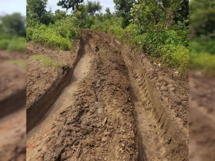 Farmers' 'way' through mud; 'Matoshree' Panand Yojana is only working in papers | शेतकऱ्यांची ‘वाट’ चिखलातूनच; ‘मातोश्री’ पाणंद योजनेला घरघर Farmers' 'way' through mud; 'Matoshree' Panand Yojana is only working in papers | शेतकऱ्यांची ‘वाट’ चिखलातूनच; ‘मातोश्री’ पाणंद योजनेला घरघर