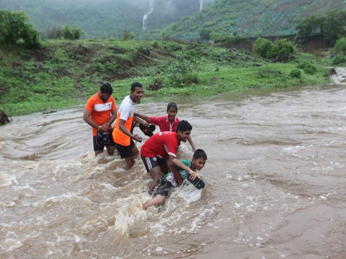 Pandavkada waterfall in Kharghar navi mumbai | पांडवकडा धबधबा हाऊसफुल्ल; बंदी झुगारून पर्यटकांचा धिंगाणा 