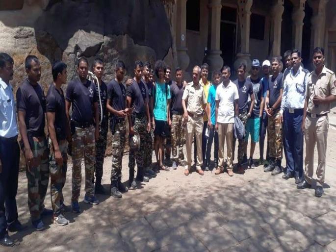 The two friends who were stuck on the Pandavaniya, the police and the fire brigade were rescued | पांडवलेणीवर अडकलेल्या दोघा युवकांना पोलीस, अग्निशमन दलाने केले रेस्क्यू