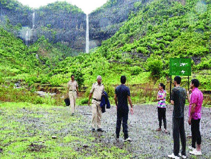 Prohibition of ban on Pandhatta waterfalls | बंदी झुगारून पांडवकडा धबधब्यावर धांगडधिंगा Prohibition of ban on Pandhatta waterfalls | बंदी झुगारून पांडवकडा धबधब्यावर धांगडधिंगा