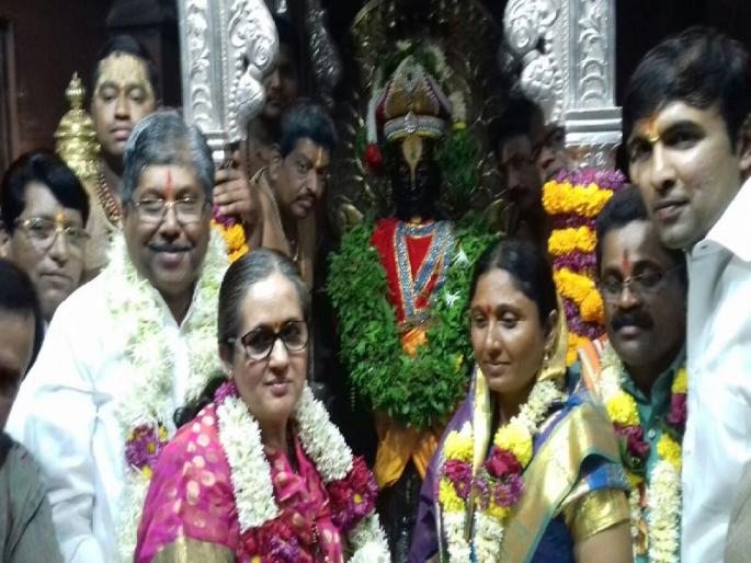 Pooja of Vitthal at the hands of Chandrakant Patil on the occasion of Kartiki Ekadashi! | राज्यातील शेतकऱ्यांचे उत्पन्न वाढू दे, चंद्रकांत पाटलांचे विठ्ठलाकडे साकडे Pooja of Vitthal at the hands of Chandrakant Patil on the occasion of Kartiki Ekadashi! | राज्यातील शेतकऱ्यांचे उत्पन्न वाढू दे, चंद्रकांत पाटलांचे विठ्ठलाकडे साकडे