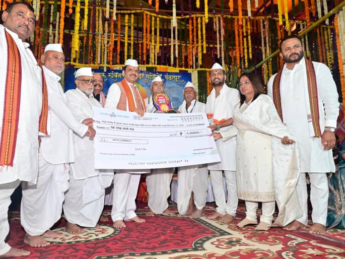 Pandurang, the God who knows the heart, should give everyone the wisdom to follow the path of a saint; Chief Minister's tribute to Pandurang | पांडुरंग हा मनातला ओळखणारा देव, सर्वांना संत मार्गाने चालण्याची सद्बुद्धी द्यावी; मुख्यमंत्र्यांचे पांडुरंगाला साकडे
