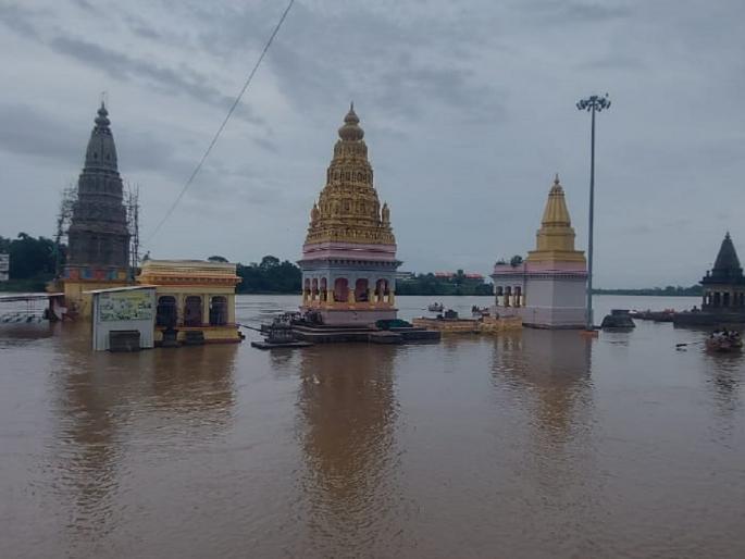In Pandharpur, temples went under water; Stone bridge sinks, Bhima river floods | पंढरपुरात मंदिरे गेली पाण्याखाली; दगडी पूल बुडाला, भीमा नदीला पूर In Pandharpur, temples went under water; Stone bridge sinks, Bhima river floods | पंढरपुरात मंदिरे गेली पाण्याखाली; दगडी पूल बुडाला, भीमा नदीला पूर