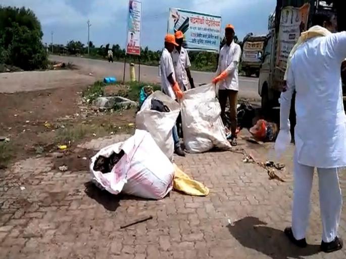 On the way to Ashadhi Ekadashi wari social workers collects the garbage | वारीच्या वाटेवर 'ते' गोळा करतात कचरा On the way to Ashadhi Ekadashi wari social workers collects the garbage | वारीच्या वाटेवर 'ते' गोळा करतात कचरा