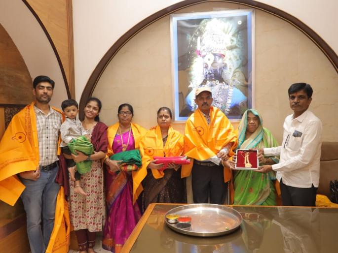 lakshmihar offering of 10 5 tolas to panduranga 5 tolas to rukmini devi | पांडुरंगाला १०.५ तोळे, रुक्मिणीला सव्वापाच तोळ्यांचा लक्ष्मीहार अर्पण lakshmihar offering of 10 5 tolas to panduranga 5 tolas to rukmini devi | पांडुरंगाला १०.५ तोळे, रुक्मिणीला सव्वापाच तोळ्यांचा लक्ष्मीहार अर्पण