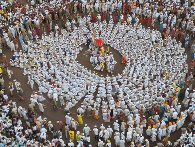 I am looking forward to meeting you... The gathering of Vaishnavites in the Vitthal Temple, Pradakshina Marg, Station Road, Chandrabhaga Desert area | तुझ्या भेटीची लागली आस... विठ्ठल मंदिर, प्रदक्षिणा मार्ग, स्टेशन रोड, चंद्रभागा वाळवंट परिसरात वैष्णवांची मांदियाळी