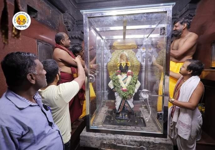 pandharpur vitthal bulletproof glass cover know the important reasons | पंढरपूरच्या 'विठ्ठला'स बुलेटप्रूफ काचेचे आवरण; जाणून घ्या महत्वाचं कारणं?