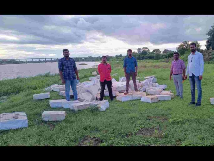 Big action in Pandharpur on illegal sand transport; Four boats destroyed, one JCB captured | अवैध वाळू वाहतुकीवर पंढरपुरात मोठी कारवाई; चार तराफे नष्ट, एक जेसीबी घेतला ताब्यात Big action in Pandharpur on illegal sand transport; Four boats destroyed, one JCB captured | अवैध वाळू वाहतुकीवर पंढरपुरात मोठी कारवाई; चार तराफे नष्ट, एक जेसीबी घेतला ताब्यात