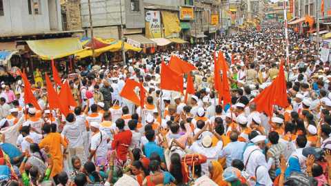 Three lakh devotees in Pandhar for Maghwari; Seventy thousand devotees in the touch line | माघ वारीसाठी पंढरीत तीन लाख भाविक; पदस्पर्श दर्शन रांगेत सत्तर हजार भाविक