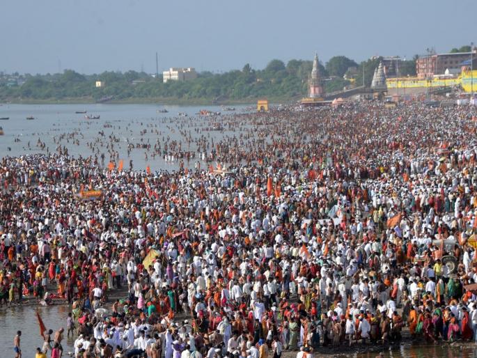 Pandharpur Wari, Ashadhi Ekadashi! Hundreds of kilometers walked, queuing up to five kilometers for darshan | विठ्ठला तुझी आस! शेकडो किमी चालून आले, दर्शनासाठी पाच किलोमीटरपर्यंत रांग Pandharpur Wari, Ashadhi Ekadashi! Hundreds of kilometers walked, queuing up to five kilometers for darshan | विठ्ठला तुझी आस! शेकडो किमी चालून आले, दर्शनासाठी पाच किलोमीटरपर्यंत रांग