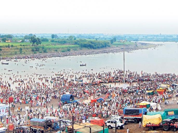  Suspended priest in Pandharpur temple suspended | पंढरपूर मंदिरात वाद घालणारे पुजारी निलंबित