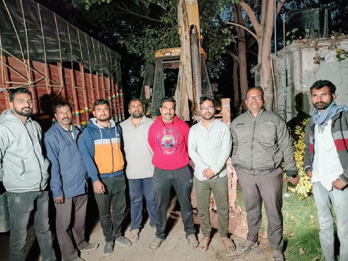 Big action in Pandharpur on illegal sand transport Seizure of sand with JCB, tractor, trolley | अवैध वाळू वाहतूकीवर पंढरपुरात मोठी कारवाई; जेसीबी, ट्रॅक्टर, ट्रॉलीसह वाळू जप्त Big action in Pandharpur on illegal sand transport Seizure of sand with JCB, tractor, trolley | अवैध वाळू वाहतूकीवर पंढरपुरात मोठी कारवाई; जेसीबी, ट्रॅक्टर, ट्रॉलीसह वाळू जप्त