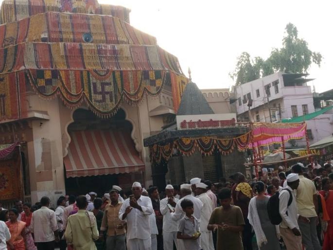 Devotees flock to Pandharpur to see the new look of the temple | मंदिराचे नवे रूप पाहण्यासाठी भाविकांची पंढरपुरात तोबा गर्दी; रांगेत थांबलेल्या भाविकांना सात तासांनंतर देवाचे दर्शन Devotees flock to Pandharpur to see the new look of the temple | मंदिराचे नवे रूप पाहण्यासाठी भाविकांची पंढरपुरात तोबा गर्दी; रांगेत थांबलेल्या भाविकांना सात तासांनंतर देवाचे दर्शन