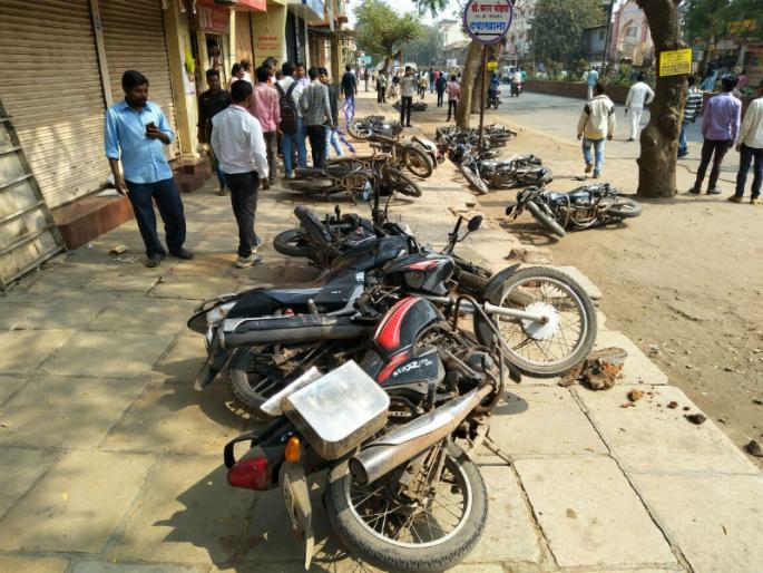 Violent turn of the Pandharpur Bandh, picketing, trucks crackdown, unrest in the city due to rage, rural police tightened settlement | पंढरपूर बंदला हिंसक वळण, दगडफेक, गाड्यांची तोडफोड, मोर्चामुळे शहरात अशांतता, ग्रामीण पोलीसांचा कडेकोट बंदोबस्त Violent turn of the Pandharpur Bandh, picketing, trucks crackdown, unrest in the city due to rage, rural police tightened settlement | पंढरपूर बंदला हिंसक वळण, दगडफेक, गाड्यांची तोडफोड, मोर्चामुळे शहरात अशांतता, ग्रामीण पोलीसांचा कडेकोट बंदोबस्त