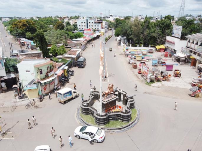 Curfew in Pandharpur; The police kept an eye on the wanderers through drones | पंढरपुरात संचारबंदी; मोकाट फिरणाºयांवर पोलिसांनी ठेवली ड्रोनद्वारे नजर Curfew in Pandharpur; The police kept an eye on the wanderers through drones | पंढरपुरात संचारबंदी; मोकाट फिरणाºयांवर पोलिसांनी ठेवली ड्रोनद्वारे नजर