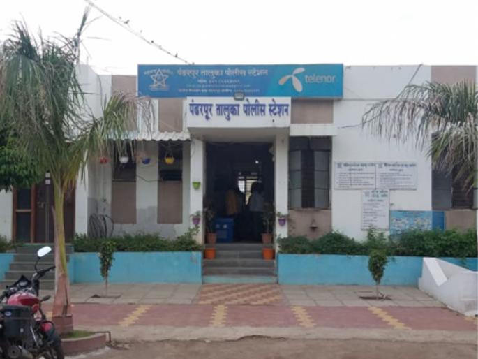 The accused attempted suicide in police custody in Pandharpur | पंढरपुरात पोलिस कस्टडीतच आरोपीने केला आत्महत्येचा प्रयत्न The accused attempted suicide in police custody in Pandharpur | पंढरपुरात पोलिस कस्टडीतच आरोपीने केला आत्महत्येचा प्रयत्न