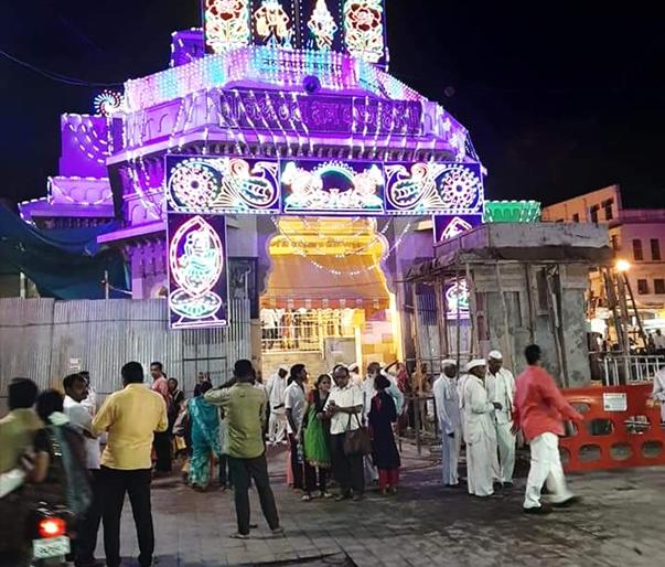 Vitthal-Rukmini shine brightly and brightly! | विठ्ठल-रुक्मिणीचा कळस उजळला अन् गाभाराही सजला ! Vitthal-Rukmini shine brightly and brightly! | विठ्ठल-रुक्मिणीचा कळस उजळला अन् गाभाराही सजला !