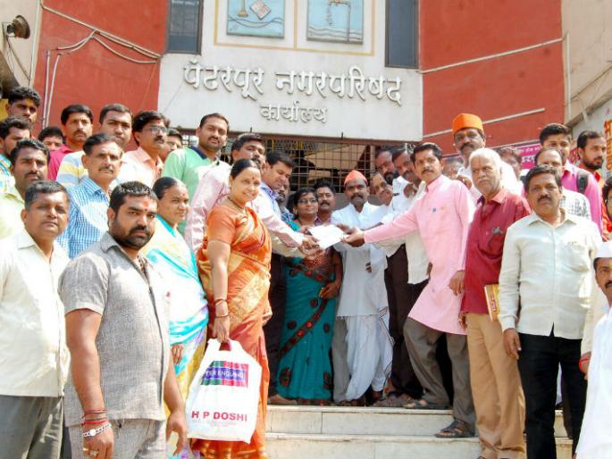 Chowk to disperse the pro-Hindu organizations to the aggressor | पंढरपूरातील चंद्रभागेतील मैलामिश्रित पाणी प्रकरणावरून हिंदुत्ववादी संघटना आक्रमक, मुख्याधिकाºयांना घातला घेराव  Chowk to disperse the pro-Hindu organizations to the aggressor | पंढरपूरातील चंद्रभागेतील मैलामिश्रित पाणी प्रकरणावरून हिंदुत्ववादी संघटना आक्रमक, मुख्याधिकाºयांना घातला घेराव