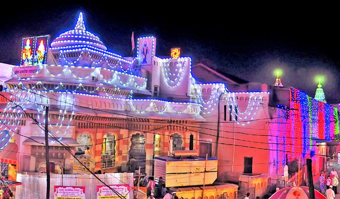 Light of Vitunama in the night | रात्रीच्या पंढरीतही विठुनामाचा प्रकाश Light of Vitunama in the night | रात्रीच्या पंढरीतही विठुनामाचा प्रकाश