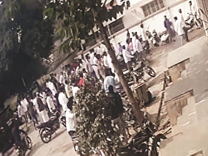 Pawar entered the Pandit's house and beat him up; then Pandit's father and mother also ran towards Pawar. | पवारांनी पंडितांच्या घरात घुसून मारहाण केली; मग पंडित बाप-लेकही पवारांच्या दिशेने धावले