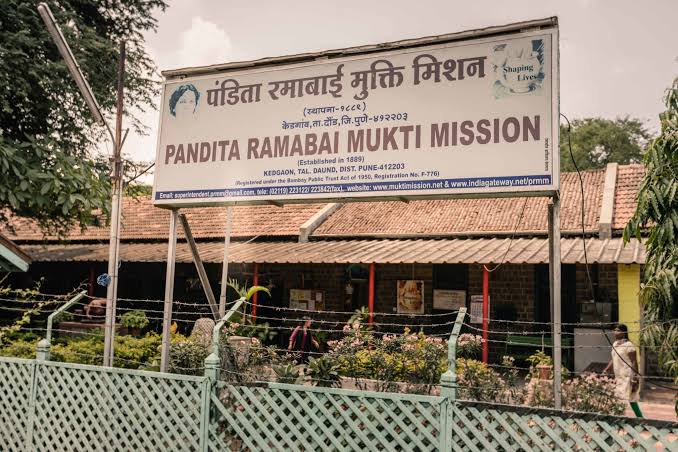 Pandita Ramabai Mukti Mission in Kedgaon in controversy | केडगाव येथील पंडिता रमाबाई मुक्ती मिशन वादाच्या भोवऱ्यात