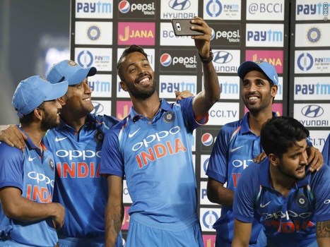Hardik Pandya can hit four fours in any ground in the world: Shastri | जगातल्या कोणत्याही मैदानावर चौकार-षटकार मारू शकतो हार्दिक पांड्या : रवी शास्त्री