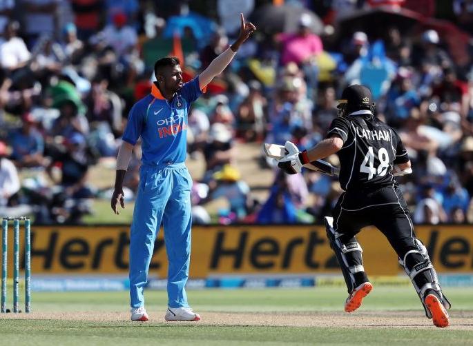India vs New Zealand 3rd ODI: Hardik Pandya behaviour change, no celebration after 2 wickets and brilliant catch | India vs New Zealand 3rd ODI : हार्दिक पांड्या 'सुधारला'... दोन विकेट, एक कॅचनंतरही ना माज, ना उन्माद