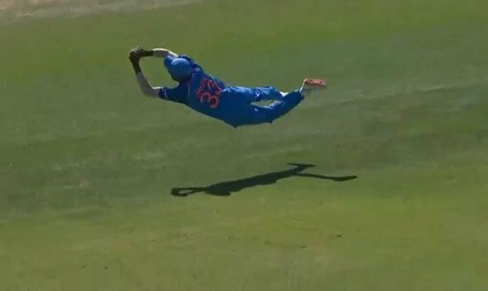 India vs New Zealand 3rd ODI: A stunner of a catch from Hardik Pandya to dismiss the New Zealand Captain. | India vs New Zealand 3rd ODI : हार्दिक पांड्या हवेत झेपावला अन् कॅप्टन कोहली खूश झाला, Video