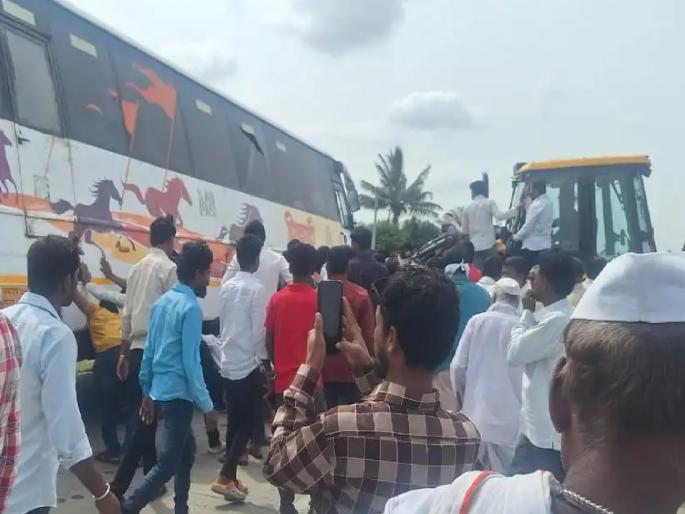 Beed: Rickshaw driver dies in collision with Shivshahi bus, bus vandalized by angry citizens | Beed: शिवशाही बसच्या धडकेत रिक्षा चालकाचा मृत्यू, संतप्त नागरिकांकडून बसची तोडफोड
