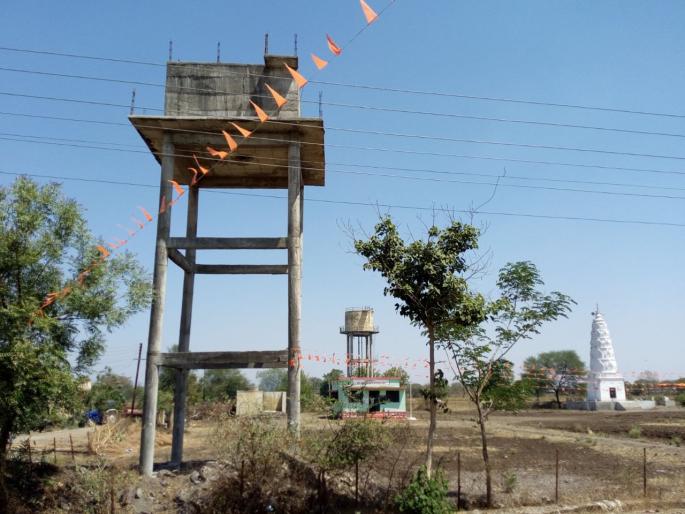 water scarity in pangarkheda village of washim district | पूनर्वसित पांगरखेडा गावात पाण्यासाठी हाहा:कार water scarity in pangarkheda village of washim district | पूनर्वसित पांगरखेडा गावात पाण्यासाठी हाहा:कार