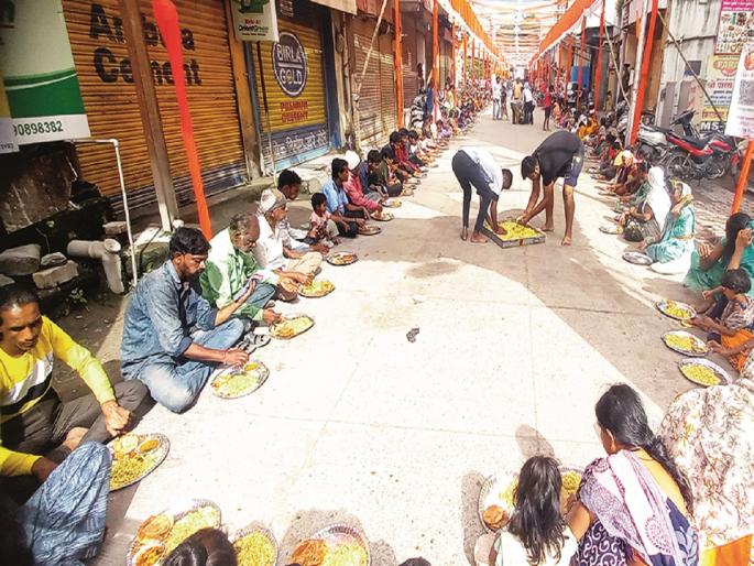 58 years of queues, advance booking of caterers, 3000 people eat every day during Ganeshotsav in Rajabazar | गणेशोत्सवात ५८ वर्षांपासून पंगती, अन्नदात्यांची ॲडव्हान्स बुकिंग; दररोज जेवतात ३ हजार लोक 58 years of queues, advance booking of caterers, 3000 people eat every day during Ganeshotsav in Rajabazar | गणेशोत्सवात ५८ वर्षांपासून पंगती, अन्नदात्यांची ॲडव्हान्स बुकिंग; दररोज जेवतात ३ हजार लोक
