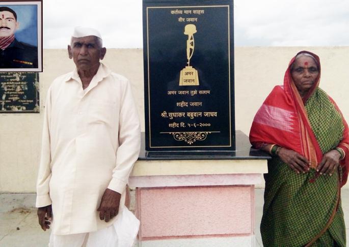 Twenty years later, the eyes of the brave mother and father of Kalambwadi are still visible | वीस वर्षांनंतरही कळंबवाडीच्या वीरमाता-पित्यांचे डोळे पाणावलेलेच Twenty years later, the eyes of the brave mother and father of Kalambwadi are still visible | वीस वर्षांनंतरही कळंबवाडीच्या वीरमाता-पित्यांचे डोळे पाणावलेलेच