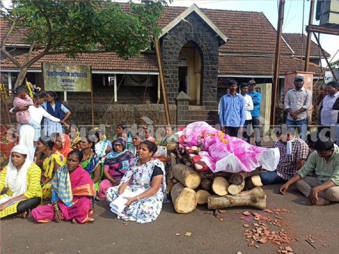 Attempted self-immolation by building a pyre on the question of encroachment, Sensational incident at Panhala in Kolhapur | गायरान अतिक्रमणप्रश्नी स्वत:ची चिता रचून आत्मदहनाचा प्रयत्न, कोल्हापुरातील पन्हाळा येथील घटना Attempted self-immolation by building a pyre on the question of encroachment, Sensational incident at Panhala in Kolhapur | गायरान अतिक्रमणप्रश्नी स्वत:ची चिता रचून आत्मदहनाचा प्रयत्न, कोल्हापुरातील पन्हाळा येथील घटना