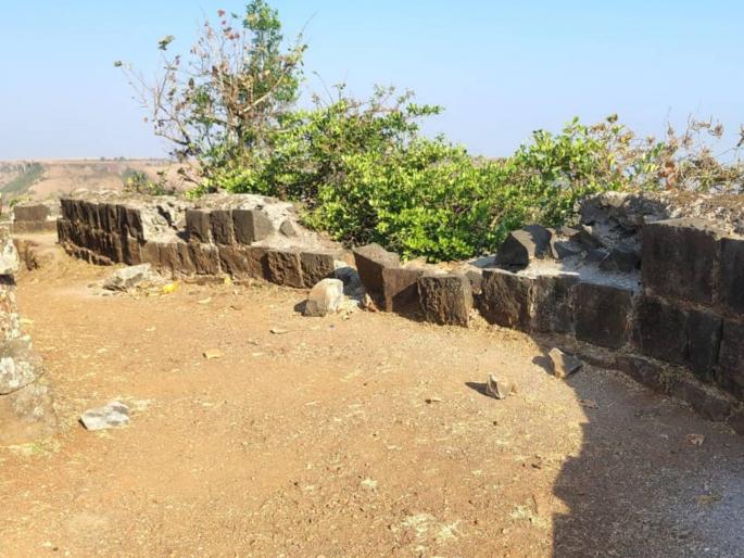 Tourists destroy the fortifications at Panhalgad; Inexcusable neglect by archaeology and police | पन्हाळगडावर पर्यटकांकडून तटबंदी उध्वस्त; पुरातत्व व पोलीसांचे अक्षम्य दुर्लक्ष Tourists destroy the fortifications at Panhalgad; Inexcusable neglect by archaeology and police | पन्हाळगडावर पर्यटकांकडून तटबंदी उध्वस्त; पुरातत्व व पोलीसांचे अक्षम्य दुर्लक्ष