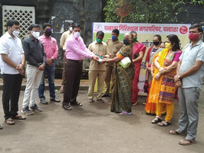 corona virus: Mask and soap distribution in Panhala city | corona virus : पन्हाळा शहरात मास्क आणि साबण वितरण corona virus: Mask and soap distribution in Panhala city | corona virus : पन्हाळा शहरात मास्क आणि साबण वितरण
