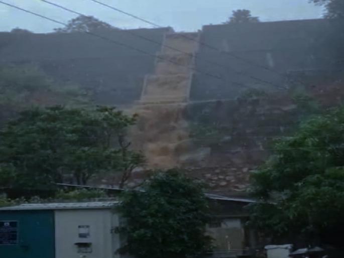 Heavy rain on Panhala, lots of water from new Geo Grade roads | video पन्हाळ्यावर जोरदार पाऊस, नव्या जिओ ग्रेडच्या रस्त्यावरुन पाण्याचे लोट; पायथ्याशी असलेल्या घरात शिरलं पाणी Heavy rain on Panhala, lots of water from new Geo Grade roads | video पन्हाळ्यावर जोरदार पाऊस, नव्या जिओ ग्रेडच्या रस्त्यावरुन पाण्याचे लोट; पायथ्याशी असलेल्या घरात शिरलं पाणी