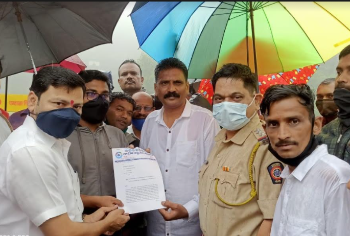 Start for Panhalgad tourists, Rasta Rocco movement of National Bahujan Federation | पन्हाळगड पर्यटकांसाठी सुरू करा, राष्ट्रीय बहुजन महासंघाचे रास्ता रोको आंदोलन