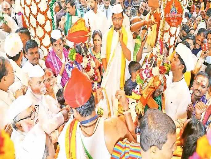 Vitthal-Rukmini's wedding ceremony was organized in Pandharpur on the occasion of Vasant Panchami | वसंतपंचमीचे औचित्य...मांडव सजला, वऱ्हाडी जमले अन् लागले देवाचे लग्न Vitthal-Rukmini's wedding ceremony was organized in Pandharpur on the occasion of Vasant Panchami | वसंतपंचमीचे औचित्य...मांडव सजला, वऱ्हाडी जमले अन् लागले देवाचे लग्न