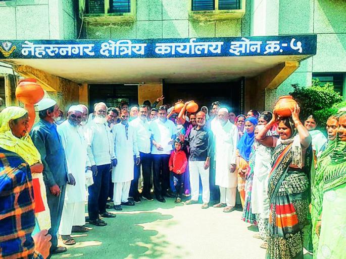 Water problem in Nagpur; Demonstrations of civilians in front of Nehru Nagar Zone | नागपुरात पाणी समस्या; नागरिकांची नेहरूनगर झोनपुढे निदर्शने Water problem in Nagpur; Demonstrations of civilians in front of Nehru Nagar Zone | नागपुरात पाणी समस्या; नागरिकांची नेहरूनगर झोनपुढे निदर्शने