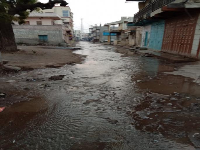 Water is wasted in suburban areas | उपनगर परिसरात होतो पाण्याचा अपव्यय