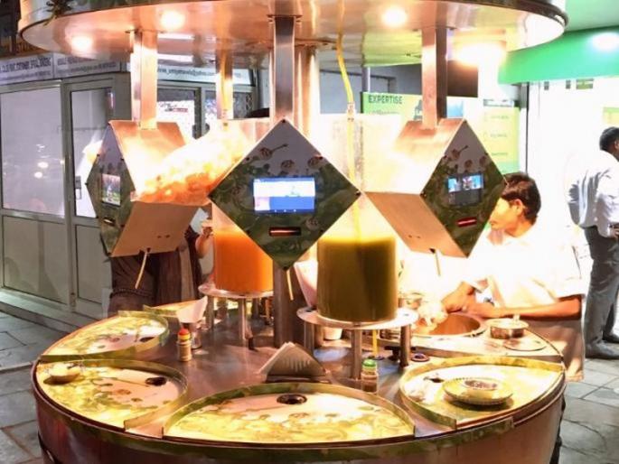 Eat pani puri with vending machine at watershots in Ahmedabad | 'या' शहरात आहे पाणीपुरीची वेंडींग मशीन, घ्या आवडत्या पाणीपुरीचा आनंद! Eat pani puri with vending machine at watershots in Ahmedabad | 'या' शहरात आहे पाणीपुरीची वेंडींग मशीन, घ्या आवडत्या पाणीपुरीचा आनंद!
