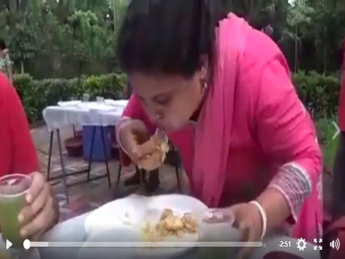 Video: This woman broke all records of drinking water! The video is viewed by 20 million people | Video: या महिलेने तोडले पाणीपुरी खाण्याचे सर्व विक्रम! 20 लाख जणांनी पाहिलाय हा व्हिडीओ Video: This woman broke all records of drinking water! The video is viewed by 20 million people | Video: या महिलेने तोडले पाणीपुरी खाण्याचे सर्व विक्रम! 20 लाख जणांनी पाहिलाय हा व्हिडीओ