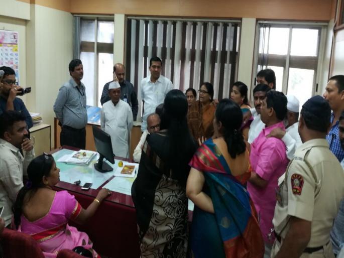 Due to disrupted supply of water the officers were detained in the office | पिंपरीत विस्कळीत पाणीपुरवठ्यामुळे अधिका-यांना कार्यालयात कोंडले Due to disrupted supply of water the officers were detained in the office | पिंपरीत विस्कळीत पाणीपुरवठ्यामुळे अधिका-यांना कार्यालयात कोंडले