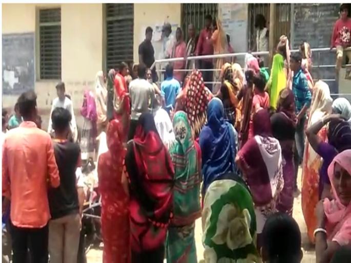 villagers stormed the Gram Panchayat | दुष्काळाच्या झळा ; पाणी मिळत नसल्याने गावकऱ्यांनी ग्रामपंचायत फोडली villagers stormed the Gram Panchayat | दुष्काळाच्या झळा ; पाणी मिळत नसल्याने गावकऱ्यांनी ग्रामपंचायत फोडली