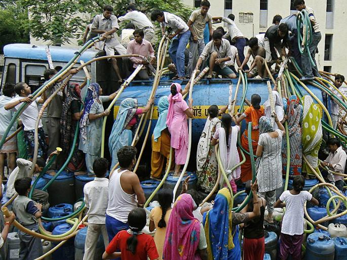 Solapur district supplies water to only 40 percent, 470 tankers water supply | सोलापूर जिल्ह्यात फक्त ४० टक्के पाऊस, ४७० गावात टँकरने पाणीपुरवठा